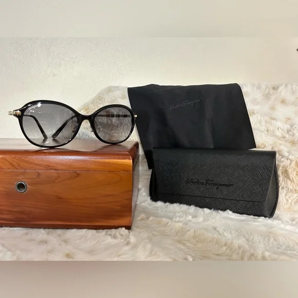 EUC Salvatore Ferragamo‎ Sunglasses EUC Salvatore Ferragamo Sunglasses Gray Ivory Black /Gray Lens  main image 3